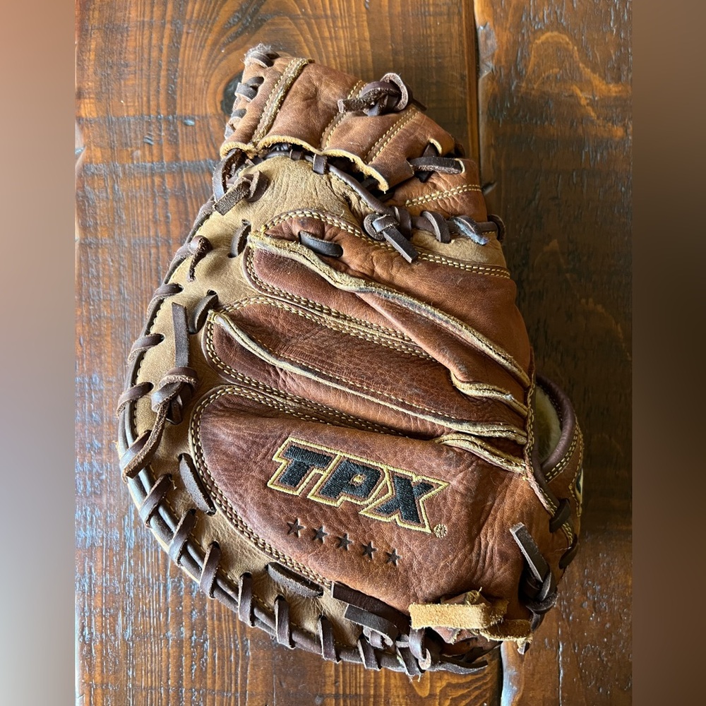 Louisville Omaha Pro Series Men’s Catchers Mitt - Picture 2 of 5